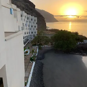 https://playa-chica-beach-1.in-canary-islands.com